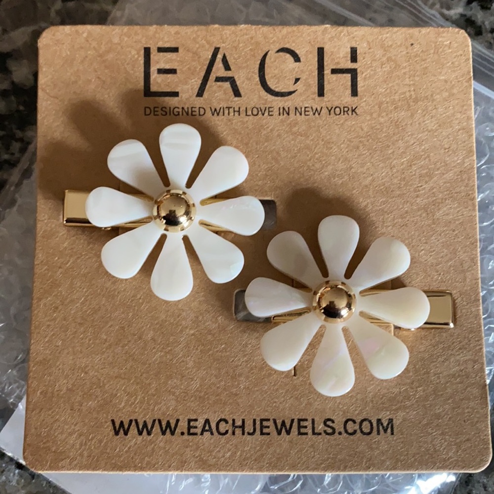 NWT Each Jewels white & gold flower barrettes